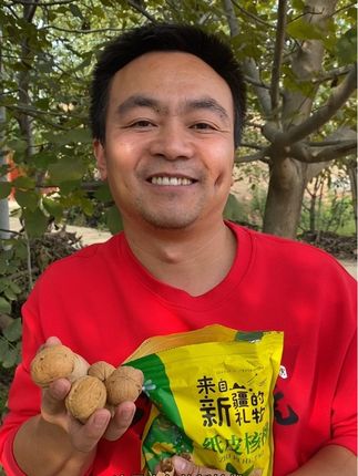 今年的新纸皮核桃成熟啦!女孩子也能轻松剥开,不管是宝妈打豆浆还是给孩子当零食吃,都非常不错,大家可以尝尝。#三农 #助农 #优质农产品#新疆185纸皮核桃口感特别好