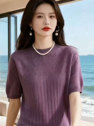 内蒙古100%纯羊毛针织轻奢短袖女衫,很适合春夏穿。春夏穿针织衫,大家最怕闷热啦,这款内蒙古100%纯羊毛短袖就刚好能解决这个顾虑。纯羊毛面料自带细腻质感,贴身穿柔软又透气,不会闷汗也不扎肤,舒适和轻奢感都兼顾到了。 经典圆领不挑脸型,五分袖长度能遮住手臂拜拜肉,日常穿起来利落又显气质。宽松版型对身材包容度高,单穿搭配牛仔裤很显休闲,作为打底搭配西装、开衫也很合适。 整体设计简约却不简单,没有多余装饰但自带高级感,春夏季节穿它出门,不管是通勤还是约会都很得体,是衣橱里实用又耐穿的基础款针织衫。#减龄显瘦穿搭 #优雅气质 #羊毛针织衫 #春秋新款 #时尚妈妈装 @抖加🔥上热门🔥dou+🔥热点宝 @图文带货帮扶中心 @DOU+热门灵感 @图文小助手 @抖音图文伙伴计划 @抖音生活服务热点宝