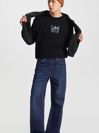 宽松直筒裤﹣经典深蓝Lee新品五袋款抖音旗舰深蓝色男阔腿裤 这条裤子真的太适合我了,它就是那种经典又百搭的深蓝色,还是Lee家的新品五袋款,阔腿牛仔裤,平时搭配个衬衫或者T恤都很好看,而且它的面料是那种非常舒服透气的,一年四季都可以穿,尤其是现在秋天到了,穿它去上班上学都很合适,喜欢的朋友赶紧下单吧!#宽松直筒牛仔裤#舒适休闲百搭#男士牛仔裤