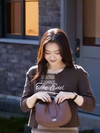 你喜欢吗?反正我喜欢😍咖色惊艳到我了... 条纹裙+小开衫,把秋日浪漫穿身上!韩版复古时尚的撞色条纹背心连衣裙两件套超惊艳!短款开衫设计独特。百搭又好看,赶紧入手美翻这个秋天!#秋日穿搭 #气质穿搭#早秋时尚#氛围感穿搭#气质女神穿搭