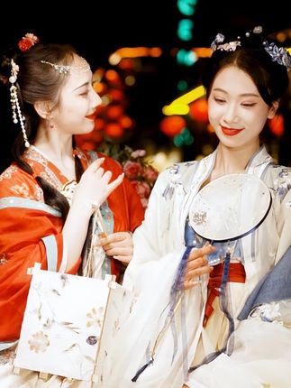 满城春色，万千风雅，#我回大宋，共赏风华！#杭州宋城 #春日游玩（广告）