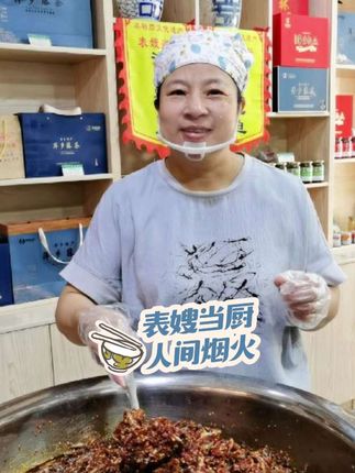 我们可能是最“不务正业”的酱坊 别人在研究防腐剂,我们在研究怎么让辣椒更香。 别人在计算成本,我们在手工挑选每一尾小鱼。十年了,我们还在用最“笨”的方法,做一瓶“零添加”的笨酱。#笨方法 #零添加 #坚守传统 #表嫂当厨 #江西下饭酱