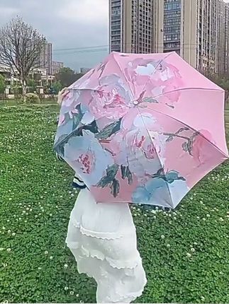 姐妹们快看,我买到了一把超美的油画伞,它真的太好看了!你看这上面的花朵图案,简直美得让人心醉啊!而且它是晴雨两用的,夏天出门带上它既能挡太阳又能遮雨,还是双层加厚黑胶的材质,可以做到UPF50+超强防晒!#晴雨两用伞 #遮阳伞 #携带方便