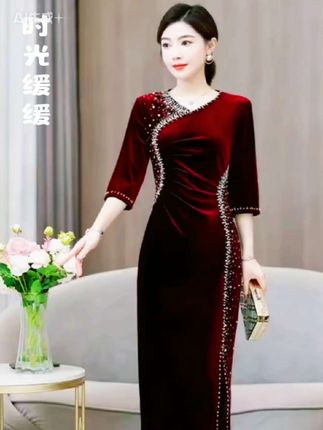 复古酒红丝绒旗袍,流光溢彩中透着岁月的温柔。妈妈穿上它,仿佛时光倒流,优雅与气质并存,美得让人心醉!👗✨ #旗袍推荐 #妈妈穿搭#精致优雅#连衣裙@DOU+上热门
