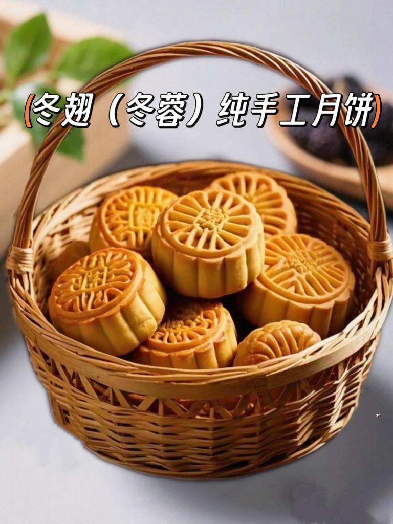 家人们谁懂啊,这月饼真的好好吃!拿到货立马拆开拿一个出来吃,终于对 冬蓉翅月饼下手了,受不了一打开包装就这么诱人,忍不住掰开,皮这么薄,然后内馅真的很厚实,都没忍住一分钟吃完了,内馅一点不油腻,也不甜腻。真的好好吃啊,推荐你们也试试!#强烈推荐#手工美食 #传统糕点#好物推荐达人 #我是美食创作者
