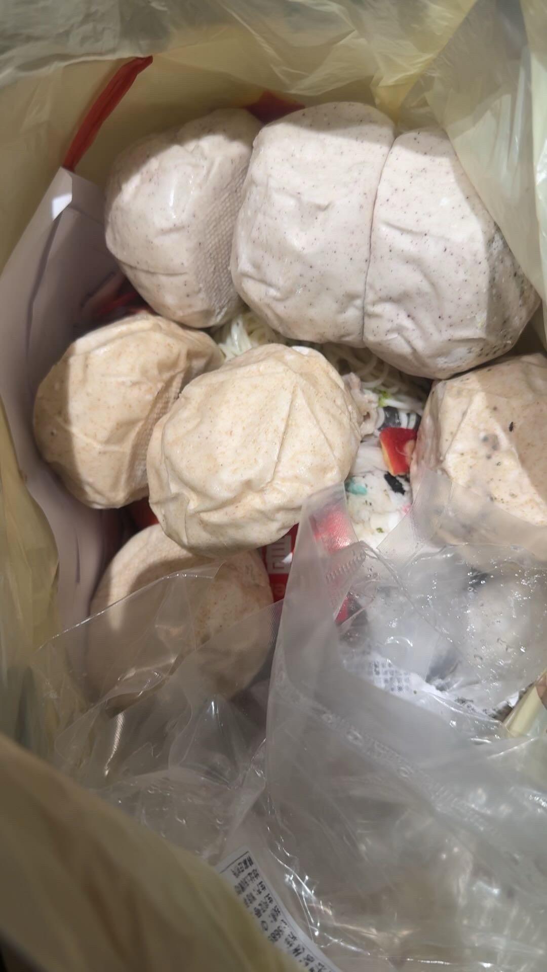 胀包问题:压缩的不行,胀岱了 口感味道:有点酸,。 咱就说谁家差这点吃的啊,包装袋还让我拆开倒垃圾桶里,笑死了,我还能捡出来吃啊,都发霉了,真有意思,原来就想问问没想评价的,你让我不高兴你也别高兴#我在抖音买买买