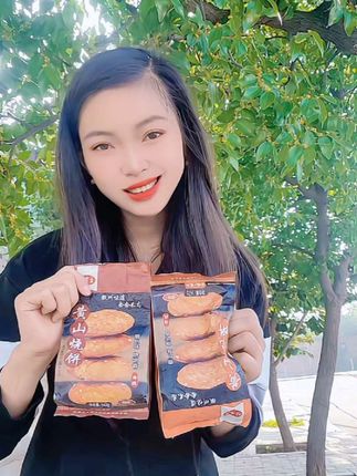 烧饼炉边烟火暖,古街深处味悠长。面皮酥脆馅鲜美,传统手艺暖心房。#上热门 #强烈推荐 #好货推荐 #抖音好货推荐给你 #奋战晓戴@红心柚 @抖音小助手 @DOU+小助手 @鲟龙鱼饿了(首播筹备中)
