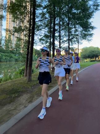不卷速度卷快乐,跑友扎堆才够味