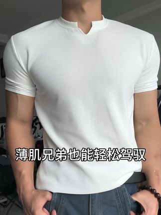 三十多拿下显型短袖!真的太顶了,收袖显大的垫肩版型 搭配重磅肌理面料弹力抗皱速干透气,很显宽肩气质#夏季穿搭 #短袖t恤 #男生穿搭