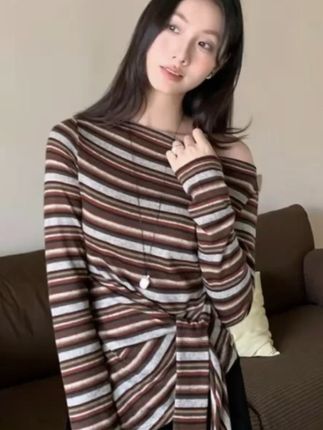 复古风韩系早秋松弛感撞色一字肩条纹不规则绑带女长袖针织上衣#复古风 #韩系穿搭#不规则 #韩系风#松弛感