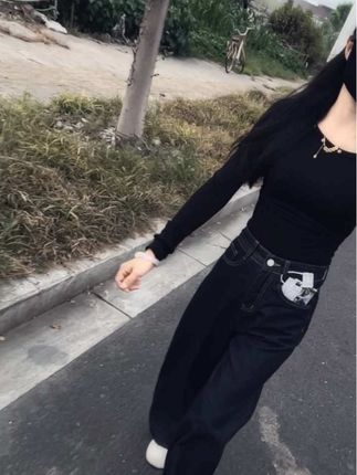 “今年秋天头发长了些,没有瘦,还胖了些,温柔了些,受了委屈还是不喜欢讲话,没以前任性啦,越来越喜欢安静了……”