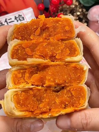 印奶奶黄庄月饼,满满的咸蛋黄陷,口感绵密细腻,咸香香的超好吃!#黄庄月饼 #黄庄印奶奶月饼 #大人小孩都爰吃 #妈呀太香了 #解馋