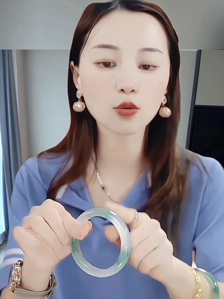 家人们谁懂啊!戴上它我就是翡翠公主!#手镯推荐 #时尚饰品 #冰透飘花手镯 #女性时尚