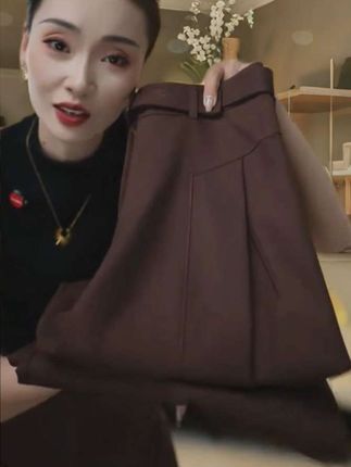 今年真的是拖地裤的一年,这条裤子版型真的很好,很适合梨形身材。#通勤穿搭如何摆脱土气感 #琥珀流光风外套太适合秋天了 #早秋高智感职场穿搭 #早秋新款阔腿裤 #高级感穿搭