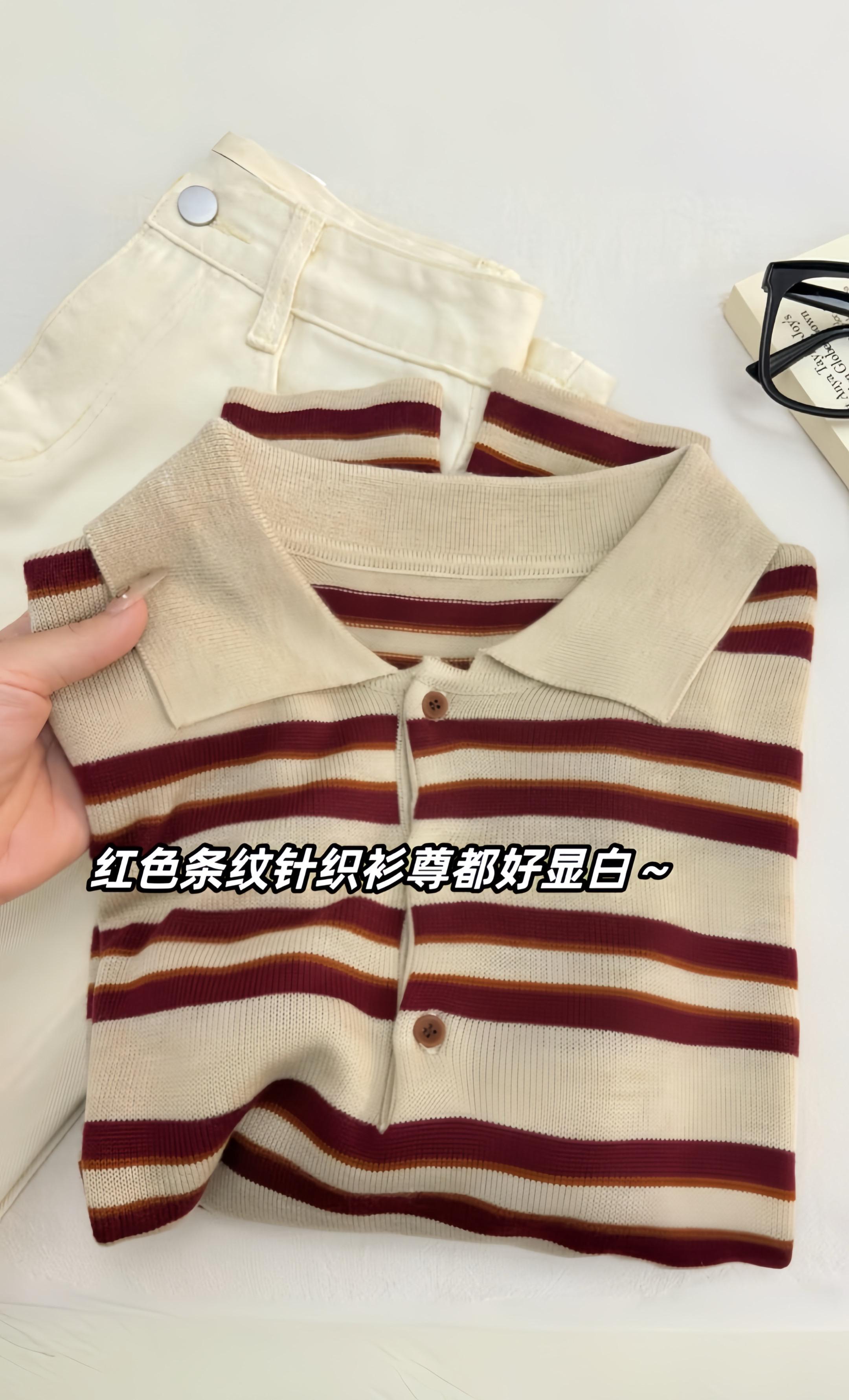 这件复古条纹polo真的好好看呀~既有美式 preppy的感觉,又带点法式休闲的随性!miu里miu 气的版型真的很松弛显瘦,而且这种米黄底色+红色条纹真的很显白很时髦!秋冬叠穿针织开衫或者大衣也很有味道!!#条纹控 #慵懒风穿搭 #软糯针织衫#内穿外搭都好看 #毛衣
