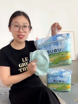 带有防尘链接的尿不湿,用起来干净卫生,就是#BUBU纸尿裤 专为夏天给宝宝设计的超薄透气空调裤,又薄又软,外包装还可以防尘防潮,拿取又很方便,没用过可以试试#超薄纸尿裤 #萌娃必备屁粮 #超薄透气 #拉拉裤