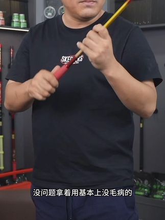 拔青狂人超轻超硬高碳素打窝勺,它采用超轻硬碳素材质制成,可以实现精准的定点远投,而且它的勺子上还有拇指凹槽设计,让你轻松掌握力度与方向哈的#打窝技巧#打窝勺 #打窝器 #打窝 #钓鱼打窝技巧