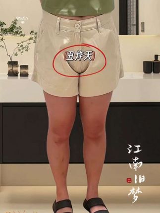 2025夏装爆款来袭!专为胖mm设计的大码高腰A字西装短裤,褶皱工艺巧妙藏肉,显瘦一绝!高腰剪裁优化比例,百搭不挑人。轻松穿出时尚感,夏日出街吸睛必备!#2025夏装新款 #胖mm大码女装 #显瘦短裤 #高腰A字裤 #百搭西装短裤@抖加🔥上热门🔥dou+🔥热点宝
