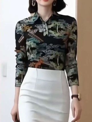 姐妹们快来看一看我身上这个超级有特色的网纱打底小衫,这个小衫图案有好几个,个个的图案和它的颜色的搭配也都可吸睛可亮眼了,无论你是单穿还是搭配外套穿,瞬间就让你成为人群中的焦点。他这领口是套头设计,但是领口是有三粒扣的,简约又不失细节感,方便穿脱的同时吧,还能根据自己的喜好调整领口的大小。这个面料是弹力网纱的,这种大师双层的设计,还增加了这个衣服的挺阔感,袖子是单层的,穿着还没有束缚感,活动起来非常的自在。无论日常通勤还是休闲穿搭,还是朋友聚会,不管是哪种场合,都为你的穿搭增添魅力,姐妹们可千万不要错过,这个小衫真的是太舒服了,尤其是冬天怕热的姐妹,这个小衫完全都可以搭在里边,我穿的两个叉卡码要拍大。#优雅气质 #面料舒适透气