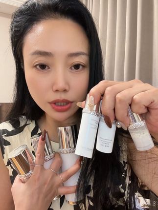 去年跟爱红去万般微颜做完专场后,我们就开始用这个美白套装。 美白滋润保湿补水效果非常不错,有体验装姐妹们可以先体验