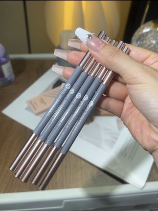 姐妹们!都去试试这个极细眉笔,手残党也能画出根根分明的野生眉。这个价格闭眼冲#眉笔 #平价彩妆 #防水防汗不晕染 #画眉教程