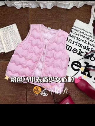 “粉嫩如桃花,温暖似怀抱,正所谓‘慈母手中线,游子身上衣’。宝贝们的棉马甲,贴心呵护每一刻❤️✨ #宝贝们的棉马甲 #儿童保暖必备”❤️🔥