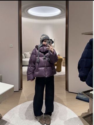 姐妹们,这件羽绒服真的太暖和了!它就是那种很厚实的款,里面填充的是白鸭绒,上身之后感觉整个人都被包裹住了,超级暖和。而且它的版型也很不错,是那种很经典的款式,前面还有小口袋设计,平时出门装个钥匙啥的都很方便,不管是上班还是逛街穿都合适。#今日穿搭 #穿搭不重样 #每日分享 #穿搭日记 #女装搭配