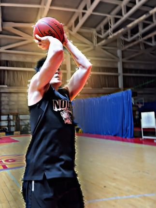 训练训练训练 也不知道你是真摔还是假摔。@帅气阿泽