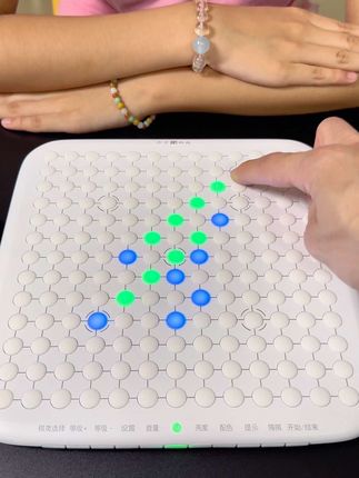 今天陪孩子玩五子棋,她那聪明的小脑瓜,总是能出其不意地给我惊喜!点赞!