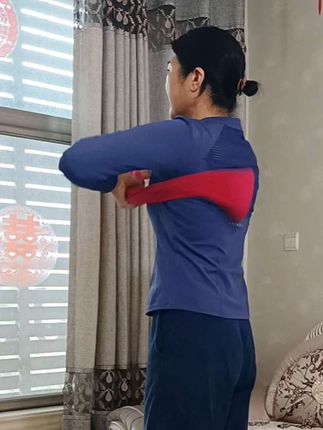 这个地方越堵 人就越容易累 一起来锻炼 每天在忙都要多做做#肩颈 后背放松 人不累#背部按摩 拍背甩袋#拍打养生#拍打袋甩袋 #居家好物