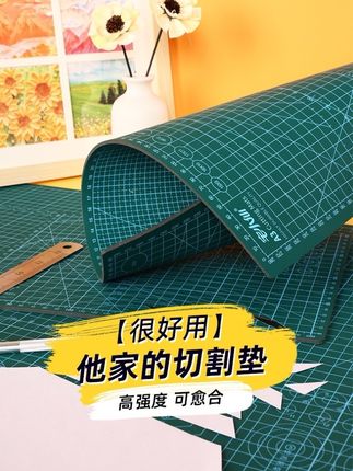 手工党必备的一款切割垫,性价比超高! 让我看看谁的办公桌上 还没有咱们家的这款多功能切割垫 🎈适合A1、A2、A3、A4多种规模纸张 🎈可以充当鼠标垫、书写垫 🎈垫板厚实耐用、柔韧性强 🎈充分保护桌面免遭划痕 🎈清洗方便,不用担心掉色变形 如此好物,还不赶紧安排上~ #宅小仙 #切割垫 #切割垫板 #手工垫子