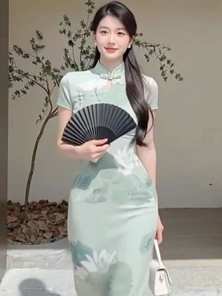 一眼沦陷的新中式连衣裙!清冷千金感拿捏了~夏季新款,修身包臀超显身材,新国风设计自带氛围感,上身温柔又气质,日常约会都好穿,这波美到心巴上! #新中式连衣裙 #夏季新款女装 #清冷感穿搭 #包臀连衣裙 #国风女装