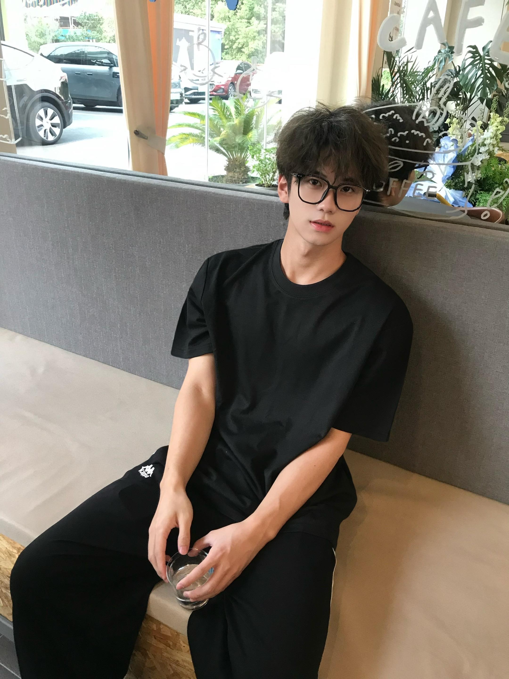 嗯嗯宝子你继续。#卷毛 #ootd穿搭