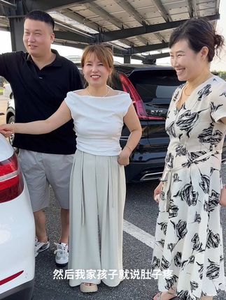 出来玩心情就是好,早餐没吃刚好下服务区吃点,你一定要尝尝这个黄山烧饼,它是安徽的特产,又香又酥又脆,真的巨好吃!里面包裹着梅干菜和鲜肉,一口下去外酥里嫩,唇齿留香,真的太美味了。#黄山烧饼