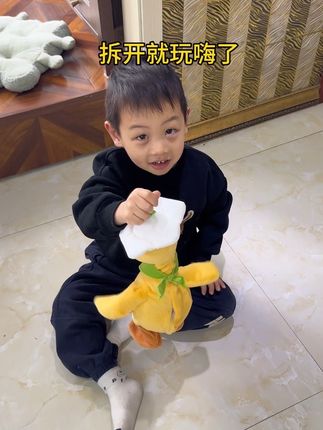 哈哈哈哈哈~给孩子买的心心念念的说话鸭子到了,可以说话、唱歌,居然还可以走路,提起来嘎嘎叫和孩子互动,孩子玩的好开心#毛绒玩具#玩个很新的东西 #带娃好物 #宝妈带娃解放双手 #会说话的玩具