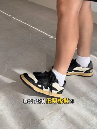 喜欢穿#低帮板鞋 的男生真的可以试试马登他们家这双复古的,超#百搭#男生搭配