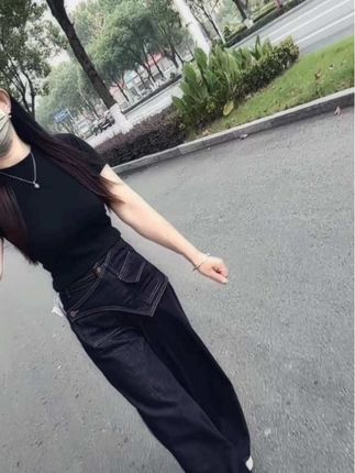 当你把人性看透了,你会变得不喜欢交朋友。 曾经你对谁都很热情,可后来你会发现对别人再好,都不如对别人有用!真诚换来的是算计,热情换来的是冷漠。分享换来的是嫉妒,慢慢的也就不想拆穿了,不想伪装了。而是喜欢独处。所有呀还是好好爱自己吧 #显瘦穿搭