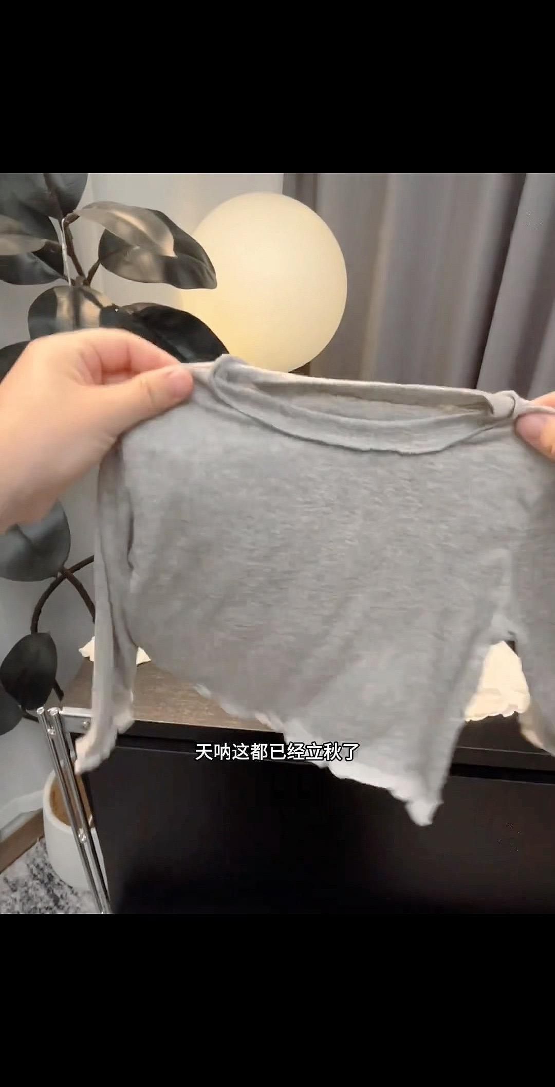 天呐,这么好看的打底衫咋能不入呢,又洋气又舒服材质还好,无论是单穿还是打底搭配外套都老好看了,颜色有好多都好看,可以多入几个色换着搭配~#高品质童装 #甜美穿搭 #女童穿搭#打底衫