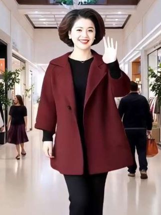 这款酒红呢子外套真的很好看,无论是平时穿还是参加重要场合都很合适。版型大方,面料质感也非常好,妈妈辈穿上端庄又时髦,亲友面前超有面儿#外套穿搭 #洋气减龄 #秋冬穿搭