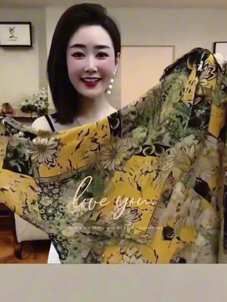 家人们,夏季给妈妈挑防晒衫,就选这款!它采用轻薄面料,触感如羽般轻盈,穿在身上毫无负担。透气性超棒,夏日闷热一扫而空,时刻保持清爽。 垂感十足,自然下垂的线条彰显高级质感。而且完全不透肉,穿着优雅又安心。宽松版型,各种身材都能轻松驾驭,百搭不挑衣,外穿当衬衣,逛街、散步都好看,赶快给咱妈入手~ #高档花色衬衫 #中长款外穿 #轻薄透气 #垂感好物 #不透肉