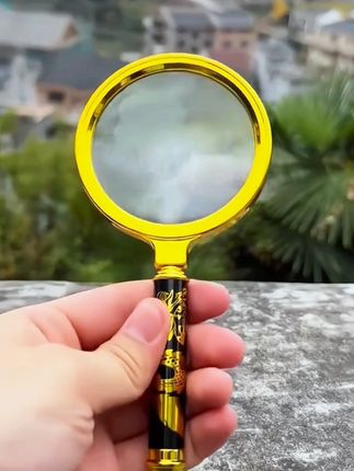 这个东西叫龙纹放大镜,平时看不清的小字,比如药盒上的说明书,用它就能轻松看到。还有收据、合同以及各种小票,不用再费力去读了,有了它,再也不怕被骗了。#好物分享 #好物推荐🔥 #好东西一起分享 #放大镜 #居家好物