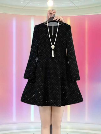 胖MM早秋新款重工烫钻V领满天星气质轻奢风连衣裙 #胖妹妹时尚大码女装穿衣搭配 #这么穿显瘦20斤 #新款连衣裙 #藏肉显瘦穿搭 #减龄显瘦穿搭