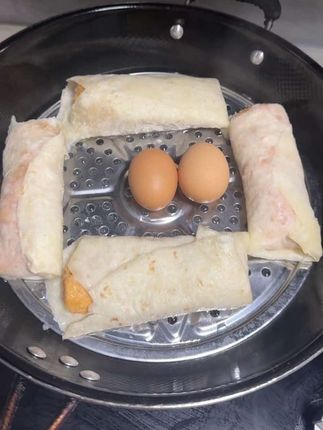 早餐吃腻了豆浆油条的,,快尝尝这个墨西哥鸡肉卷,劲道的饼皮包裹着满满的鸡肉块,吃起来鲜香嫩滑,真的好好吃,家里大人孩子都爱吃! ! #皇家小虎鸡肉卷#鸡肉卷#墨西哥鸡肉卷#早餐吃什么#妈呀太香了