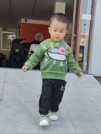 家有萌宝活泼可爱#小小男子汉在慢慢长大