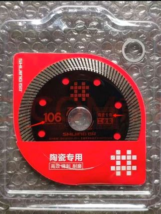 红色陶瓷切割片石材开槽瓷砖刀片云石片大理石瓷砖切割片贴墙砖经常要切割,如果你用角磨机切割瓷砖,崩瓷崩边还跑翘皮,那是因为你的切割片没有选对。来看看这一款石井陶瓷专用切割片,它采用的是超薄波纹陶瓷刀头,切割更锋利,耐磨性更好,角磨机、云石机都好使用,不管是全瓷地砖还是薄瓷砖,都可轻松切割,不崩边。