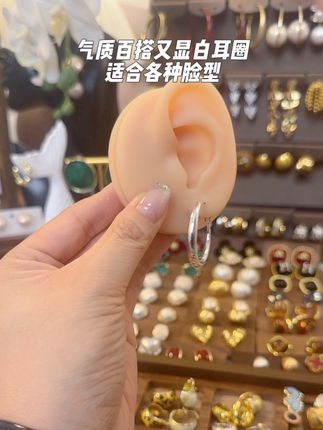#美饰分享 百搭超轻水滴素圈又百搭#耳饰搭配 #耳圈 #时尚饰品 #网红爆款饰品