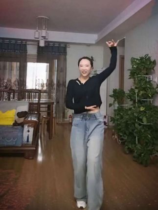 孩他爹在家视频都拍不成了,今天早上趁他出去买早餐的空,赶紧偷偷拍一个,还没调整好状态他可回来了,赶紧收工,孬好就这样吧😊,#热门舞蹈跳起来 #创作者中心 #创作灵感 #一学就会 #简单易学