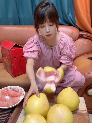 酸甜可口皮薄肉厚汁水充沛,三红蜜柚正当时,口感口味都很赞#新鲜采摘 #应季水果