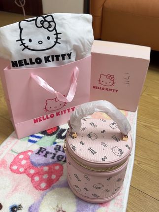 你们收到男朋友送的Hello Kitty发财桶包包了吗?HELLO KITTY/凯蒂猫【女生礼物】小众发财包包上班桶斜挎包 #HelloKitty包包#女朋友浪漫惊喜 #包包推荐 #手提包#斜挎包
