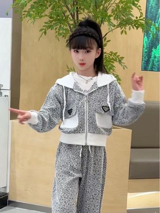 买了买了,就一个女儿,别人有的咱也得有,反正又不贵,穿上太好看了#女童套装 #女童洋气服装推荐 #女童秋款穿搭